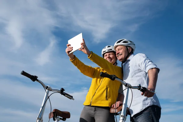 Glad kaukasiska far och dotter cykling utomhus — Stockfoto