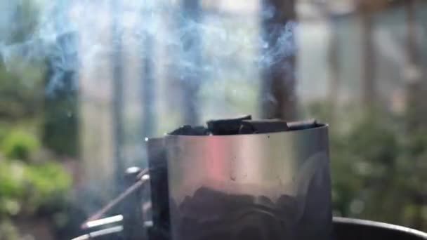 Bereiding van steenkool voor bbq voor het koken van voedsel op de picknick. — Stockvideo