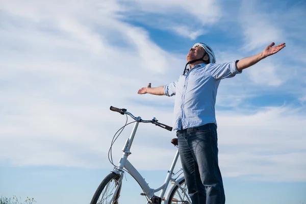 Старик ездит на велосипеде по полю отдыхает в солнечный день — стоковое фото