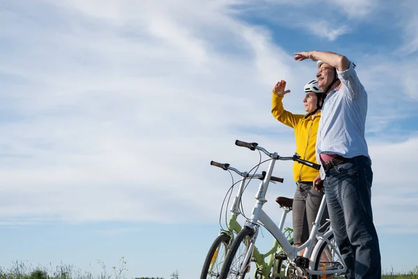 Glad kaukasiska far och dotter cykling utomhus — Stockfoto