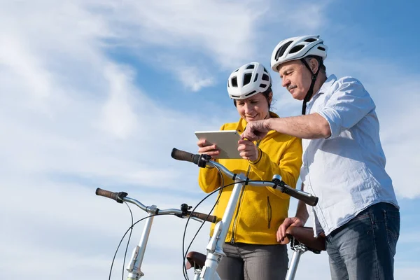 Far och dotter cyklar utomhus på jakt efter rätt rutt — Stockfoto