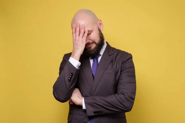 Reifer Mann versucht sich zu konzentrieren oder leidet unter Kopfschmerzen — Stockfoto