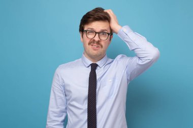 Genç işadamı zor bir karar vermeye çalışırken şaşkına döndü.