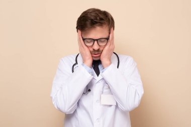 Kafkasyalı genç doktor işten sonra yorgun görünüyor..