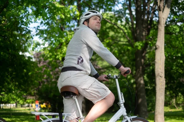 Man in helmet cycling outdoor in forest smiling a sunny day — Stock Photo, Image