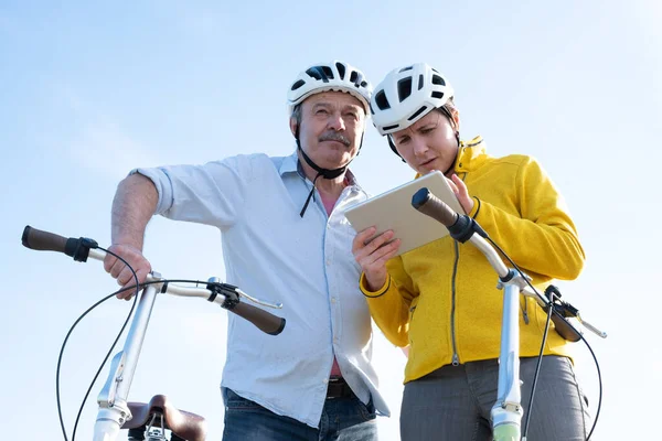 Far och dotter cyklar utomhus på jakt efter rätt rutt — Stockfoto