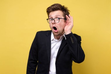 Yakışıklı beyaz adam son dedikoduları gizlice dinlemeye çalışıyor.