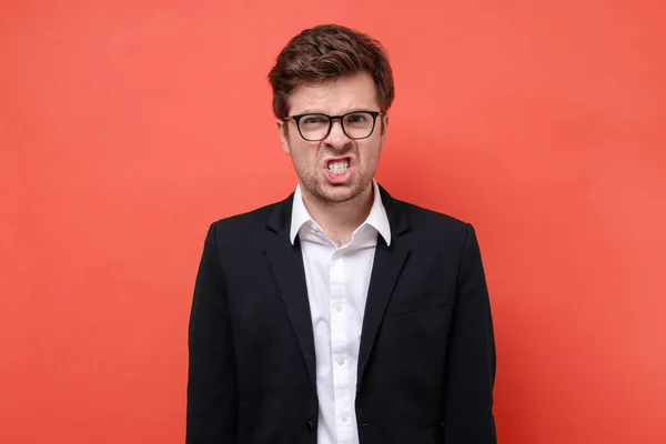 Homem caucasiano de terno grita alto, abre a boca amplamente, se sente desesperado — Fotografia de Stock