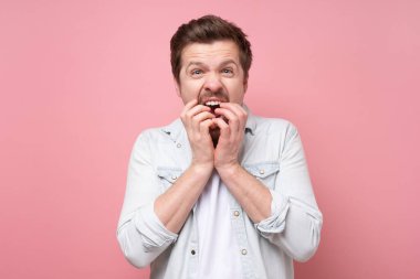 Korkmuş bin yıllık beyaz adam tırnak yiyor. Korkuyor.