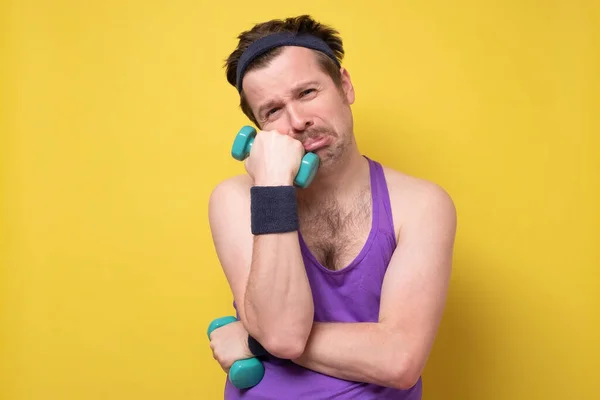 Triste hombre con una mancuerna cansada después del entrenamiento . —  Fotos de Stock