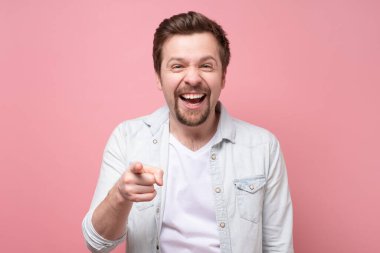 Gülümseyen adam kamerayı gösterip seni seçiyor.