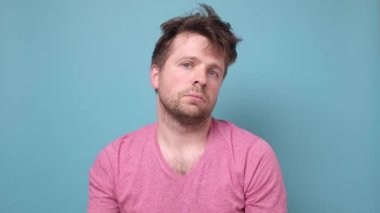 Genç adam yüzüne vurdu.