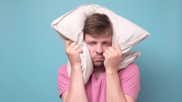 Hombre somnoliento con una almohada está durmiendo después de un duro día de trabajo . — Vídeos de Stock