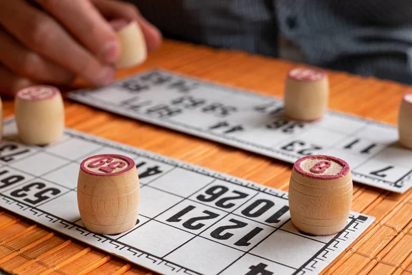 Barris de madeira Lotto com saco, jogando cartas para o jogo Lotto — Fotografia de Stock