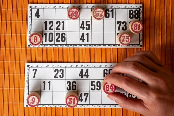 Barris de madeira Lotto com saco, jogando cartas para o jogo Lotto — Fotografia de Stock