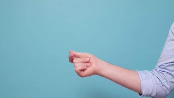 Mano masculina chasquea los dedos sobre fondo azul . — Vídeos de Stock