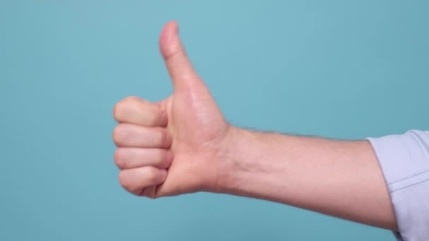 La mano masculina muestra un pulgar hacia arriba que aprueba su elección . — Vídeos de Stock