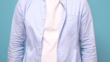 Tatmin olmuş beyaz adam alkışlıyor, alkışlıyor.