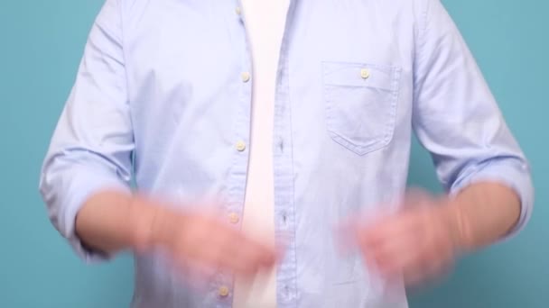 Mężczyzna ręce pokazać serce gest odizolowany na niebieskim tle — Wideo stockowe