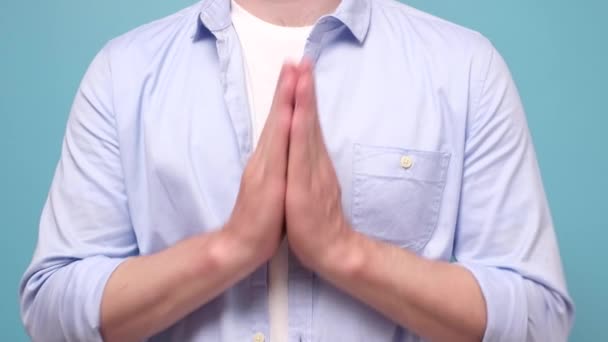 Mann hält Handflächen zusammen und bittet um Hilfe — Stockvideo