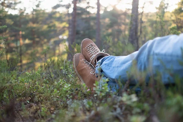 Descansando en el suelo después de caminar en el bosque de otoño — Foto de Stock