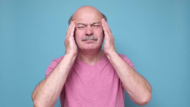 Senior latinamerikansk man som lider av huvudvärk känsla desperat och stressad — Stockvideo