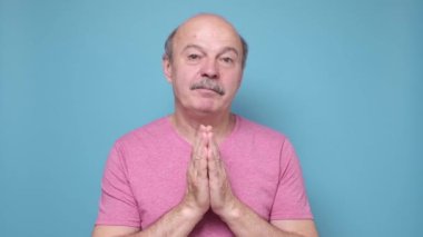 Çaresiz son sınıf öğrencisi sıkıca sarılmış ellerini gösteriyor, yardım istiyor ya da yalvarıyor..