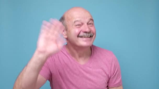 Senior caucasian man waiving saying hello. — Stock Video