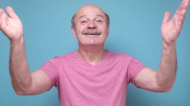 Tatlı İspanyol kıdemli adam karısına hava öpücüğü veriyor, ona büyük bir sevgi ve sempati ile bakıyor.