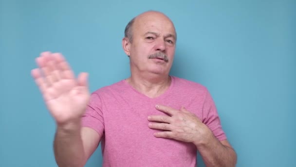 Starší muž ukazuje, zastavit gesto. Otec něco odmítá. — Stock video