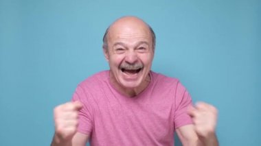 Kendinden geçmiş duygusal erkek hayranlar favori spor takımı için tezahürat yapıyor.