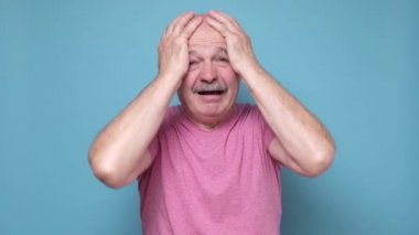 Şokta olan yaşlı İspanyol adam çaresiz bir yüz duygusuyla kameraya bakıyor..