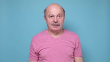 Tırnak yiyen korkmuş Kafkasyalı kıdemli adam....