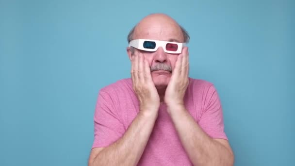 Старший іспаномовний чоловік в спеціальних окулярах дивиться мелодрама плаче . — стокове відео