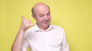 İspanyol kıdemli adam bana yüzük gösteriyor..