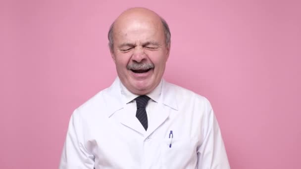 Уставший старший врач, зевающий от усталости — стоковое видео