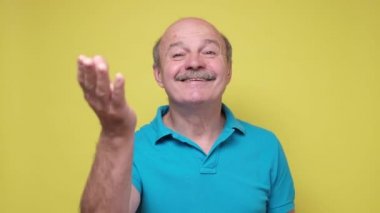 Hoş, kıdemli bir adam karısına hava öpücüğü veriyor, ona büyük bir sevgi ve sempati ile bakıyor.