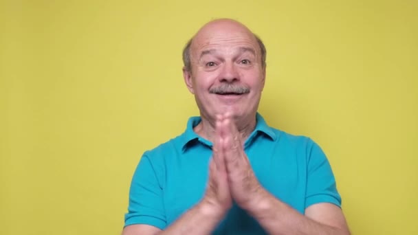 Älterer hispanischer Mann klatscht und applaudiert fröhlich und fröhlich und gewinnt — Stockvideo