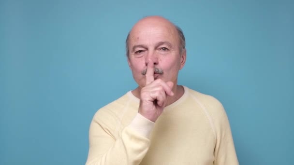 Uomo anziano con gesto shh, chiedendo silenzio o di stare zitto — Video Stock