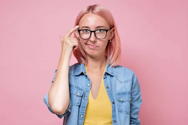 Mulher Branca Millennial Focada Pensive Com Cabelo Tingido Rosa Pensando — Fotografia de Stock