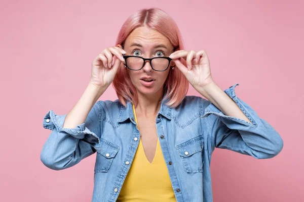 Mulher Branca Nova Com Cabelo Rosa Tingido Admiração Alegre Que — Fotografia de Stock