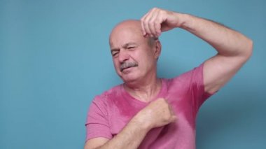 Üzerinde ter lekesi olan kıdemli İspanyol. Sıcak sıcaktan terliyor..