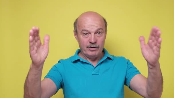 Sénior caucasiano homem mostrando grande tamanho gesto com as mãos — Vídeo de Stock