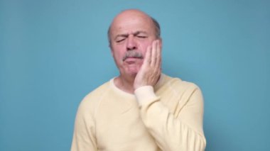 Kafkasyalı son sınıf öğrencisi diş ağrısı çekiyor.