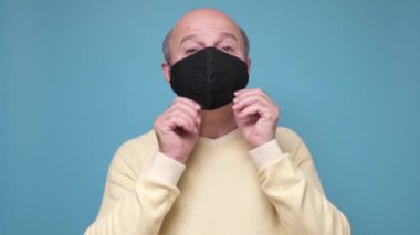 Kıdemli İspanyol adam koruyucu maske takıyor..