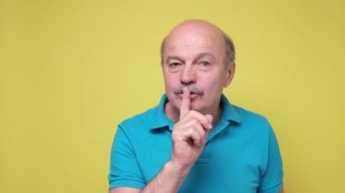 Kıdemli adam sessiz ol, sessiz ol ya da sessiz ol diyor..