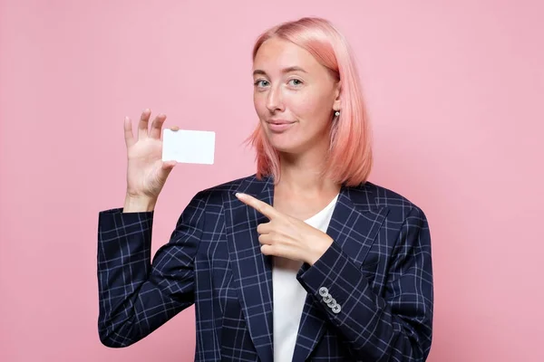 Щаслива Біла Жінка Пофарбованим Волоссям Показує Порожню Кредитну Картку Студійний — стокове фото