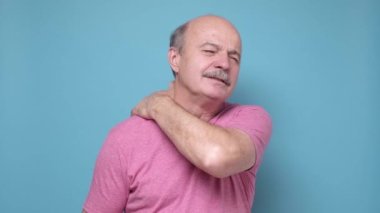 Boynundan yaralanan yaşlı bir adam.