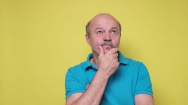 Hispanik kıdemli adam fikir üretiyor, problemini çözdüğü için mutlu..