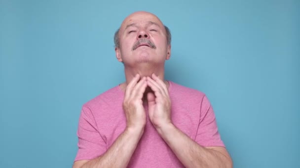 Elderly man suffering from throat problems — Stock Video